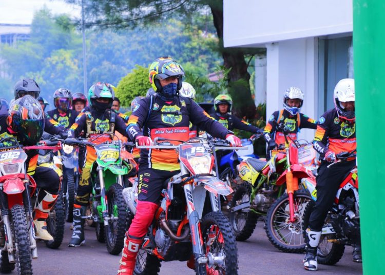 Anggota Muba Trail Adventure (MTRA) saat bersiap-siap menjajal rute sepanjang 50 Km di Desa Banjar Jaya, dalam rangka memperingati 10 tahun MTRA, Sabtu (19/3/2022). (fornews.co/humas pemkab muba)