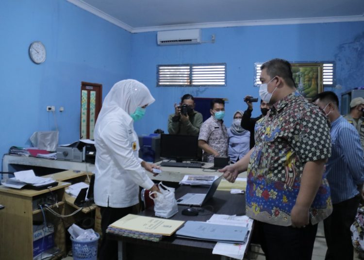 Wawako Palembang, Fitrianti Agustinda, saat melakukan sidak ke UPTD Disdukcapil Kecamatan SU 2, Kamis (24/3/2022). (fornews.co/ ist)