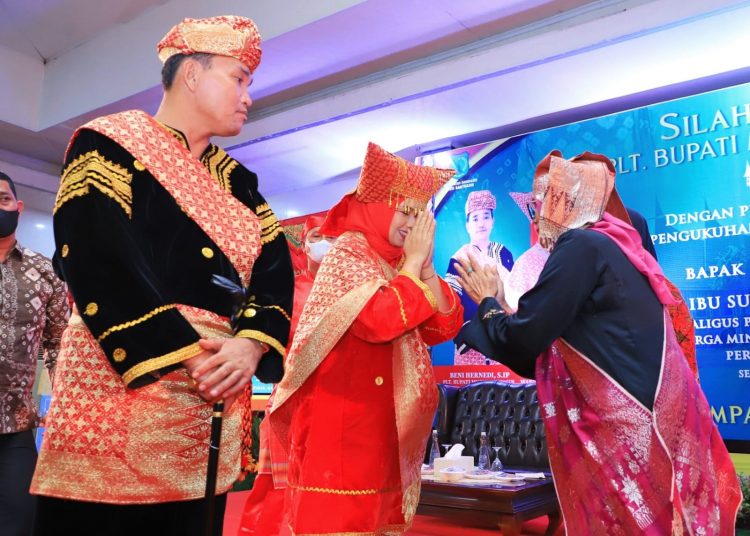 Plt Bupati Muba, Beni Hernedi dan Wakil Ketua I TP PKK Muba Susy Imelda Frederika Beni, saat diangkat sebagai Niniak Mamak pada Pelantikan Pengurus IKM Muba periode 2022-2026 di Pendopoan Griya Bumi Serasan Sekate, Jumat (25/3/2022). (fornews.co/ humas pemkab muba)
