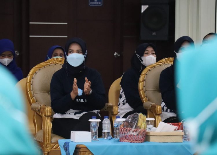 Wakil Ketua I TP-PKK Muba Susy Imelda Beni, saat membuka Jambore PKK dalam Rangka HKG PKK ke - 50 Tahun, di Stable Berkuda, Selasa (29/3/2022). (fornews.co/humas pemkab muba)