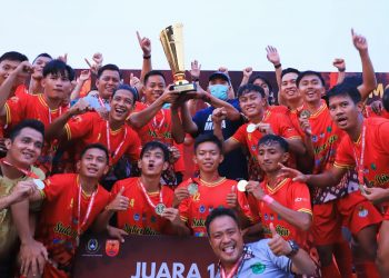 Plt Bupati Muba, Beni Hernedi saat menyerahkan Piala Liga MCF 2022 kepada Tim Sungai Keruh, di Stadion Serasan Sekate, Sekayu, Selasa (29/3/2022). (fornews.co/humas pemkab muba)