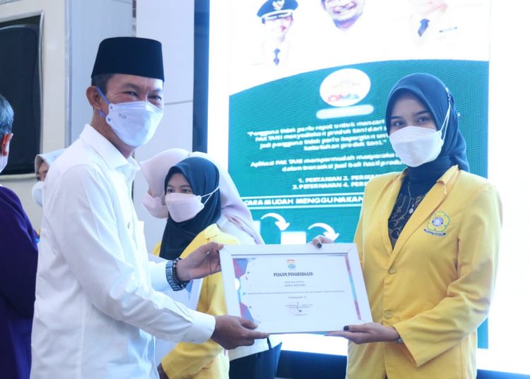 Wako Palembang, Harnojoyo, menyerahkan penghargaan disela-sela acara Launching Aplikasi Pak Tani di Rumah Dinas Wali Kota, Rabu (30/3/2022).(fornews.co/ist)