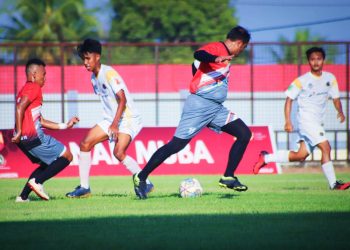 Kapten Bhayangkara FC, Alamsyah Pelupessy, tengah mengontrol bola dari pemain Persijaya Jirak Jaya, pada pertandingan Grup D Liga MCF di Stadion Serasan Sekate, Sekayu, Selasa (22/3/2022). (fornews.co/humas pemkab muba)
