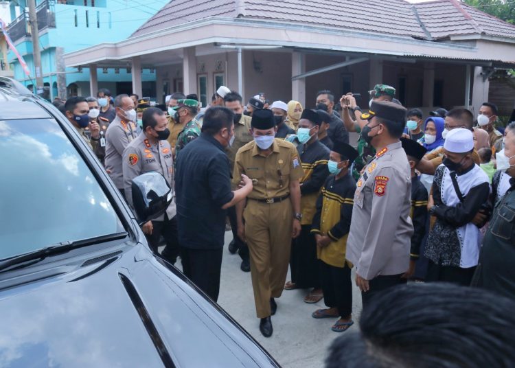 Wali Kota Palembang, Harnojoyo dan Gubernur Sumsel, Herman Deru, saat melaunching Kampung Cantik Delf In Palembang, di Lorong Serumpun, Jalan Kadir TKR Kelurahan 36, Ilir Kecamatan Gandus, Selasa (29/3/2022).fornews.co/ist)