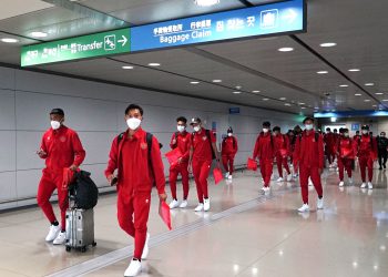 Pemain Timnas Indonesia U-19 saat baru tiba di Bandara Internasional Incheon, Korsel Jumat (11/3/2022), dan langsung menuju hotel dengan protokol kesehatan yang ketat. (fornews.co/pssi.org)