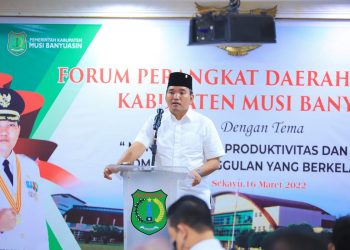 Plt Bupati Muba, Beni Hernedi saat berbicara pada Forum Ferangkat Daerah, penyempurnaan rancangan awal RKPD Muba tahun 2023, di Auditorium Pemkab Muba, Rabu (16/3/2022).(fornews.co/humas pemkab muba)