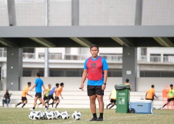 Pelatih Kepala Timnas Indonesia U-16, Bima Sakti, saat memimpin pemusatan latihan di Lapangan latihan Jakarta Internasional Stadium, Kamis (3/3/2022). (fornews.co/pssi.org)