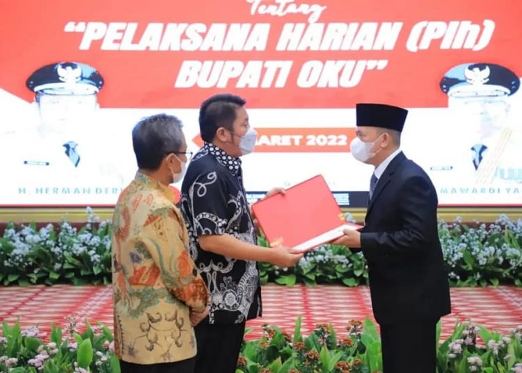 Gubernur Sumsel, Herman Deru menyerahkan SK Gubernur Sumsel tentang Pelaksana Harian (Plh) Bupati OKU kepada Teddy Meilwansyah, di Griya Agung, Rabu (9/3/2022) malam. (fornews.co/humas pemprov sumsel)