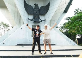Gubernur Sumsel, Herman Deru bersama Crazy Rich Tanjung Priok, Ahmad Sahroni, di Monpera Palembang di sela-sela Gowes Fun Ride Road to Fornas VI Tahun 2022, Rabu (2/3/2022). (fornews.co/humas pemprov sumsel)