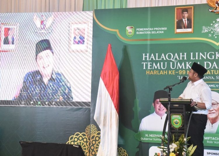 Gubernur Sumsel, Herman Deru, saat menyapa Menteri BUMN, Erick Tohir secara virtual pada penutupan Harla NU Ke 96 M atau ke 99 H, di GOR Dempo JSC, Sabtu (5/3/2022). (fornews.co/humas pemprov sumsel)

 