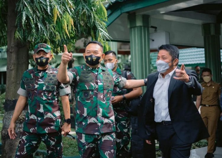 KSAD Jenderal TNI Dudung Abdurachman dan Gubernur Sumsel, Herman Deru, saat meresmikan Gedung C Makodam II Sriwijaya dan Gedung Makorem 044/Gapo, Selasa (8/3/2022). (fornews.co/humas pemprov sumsel)