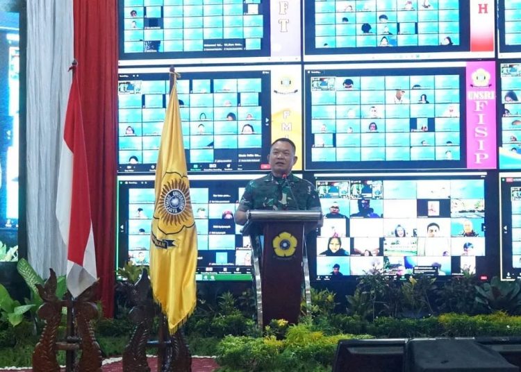 KSAD Jenderal TNI Dudung Abdurachman saat memberi kuliah umum dihadapan mahasiswa FH Unsri, Senin (7/3/2022). (fornews.co/humas pemprov sumsel)