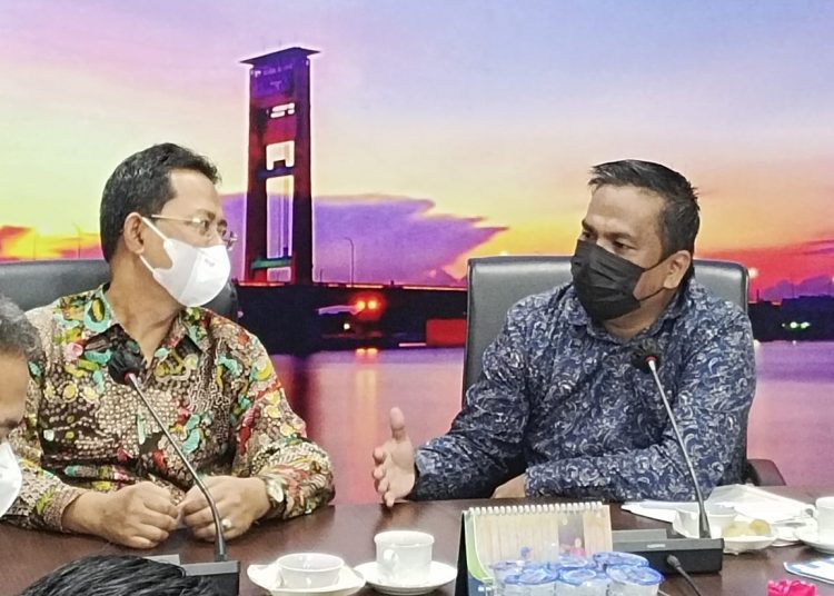 Kepala Diskominfo Muba, Herryandi Sinulingga AP (kanan) saat audensi dengan Kepala BPS Sumsel, Zulkifli dan Jajaran, Jumat (11/3/2022). (fornews.co/humas pemkab muba)