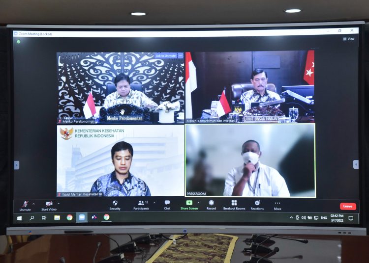 Menko Marves Luhut Binsar Pandjaitan, Menko Ekon Airlangga Hartarto, Wamenkes Dante Saksono Harbuwono, dan Asdep Humas dan Protokol Setkab Said Muhidin dalam keterangan pers usai Ratas PPKM, Senin (07/03/2022). (fornews.co/Foto: Humas Setkab/Agung)