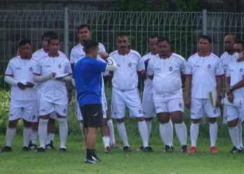 Para pelatih yang menjadi peserta kursus pelatih Lisensi A PSSI Diploma Modul 3, saat mendengarkan arahan instruktur di Den Pasar, Bali, Minggu (20/3/2022). (fornews.co/pssi.org)