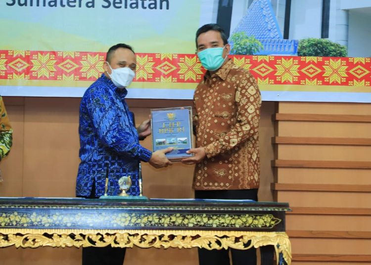 Plh Kepala BPK Perwakilan Sumsel, Acep Mulyadi saar menyerahkan LHP atas Laporan Keuangan Pemkab Muba Tahun Anggaran 2021 ke Plt Bupati Muba, Beni Hernedi, di Kantor BPK Perwakilan Sumsel, Jumat (11/3/2022). (fornews.co/humas pemkab muba)