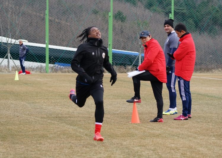 Pelatih Timnas Indonesia U-19, Shin Tae-yong, melihat Ronaldo Joybera Junior Kwateh, saat menjalani sesi latihan di Lapangan Yeongdeok Haemaji, Yeongdeok, Senin (21/3/2022). (fornews.co/pssi.org)