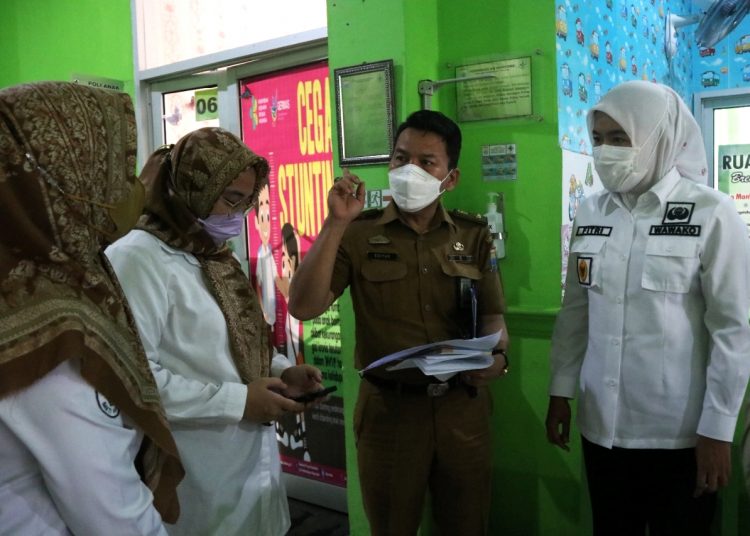 Wawako Palembang, Fitrianti Agustinda saat melakukan sidak di kantor UPTD Disdukcapil di Kecamatan IB 2, Senin (28/3/2022). (fornews.co/ist)