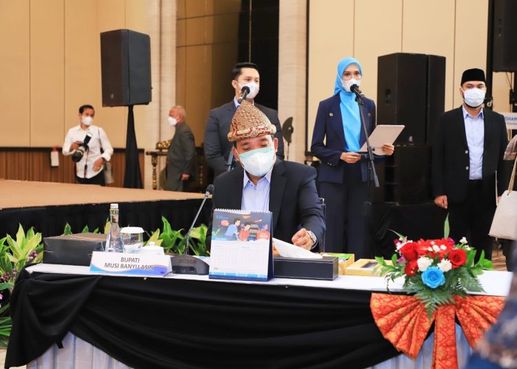 Plt Bupati Muba, Beni Hernedi saat menghadiri RUPS Tahunan Tahun Buku 2021 dan RUPS Luar Biasa BSB, di Ballroom Wyndham OPI Hotel, Senin (7/3/2022).(fornews.co/humas pemkab muba)