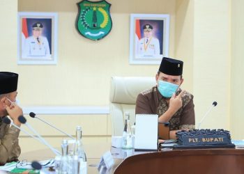 Plt Bupati Muba, Beni Hernedi, saat memimpin rapat bersama OPD di Ruang Rapat Serasan Sekate, Jumat (4/3/2022). (fornews.co/humas pemkab muba)