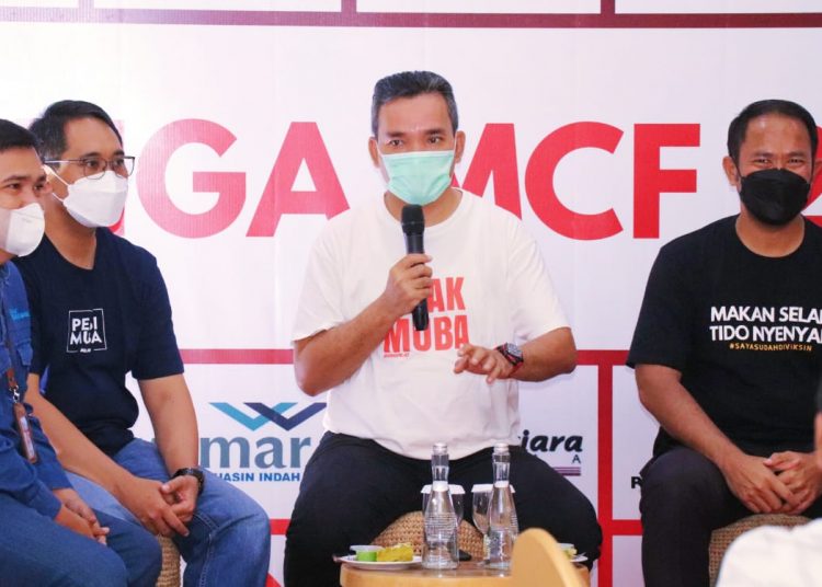 Plt Bupati Muba, Beni Hernedi saat memberikan keterangan pada Press Conference Final Liga MCF 2022, di Guest House Griya Bumi Serasan Sekate, Jumat (25/3/2022). (fornews.co/humas pemkab muba)