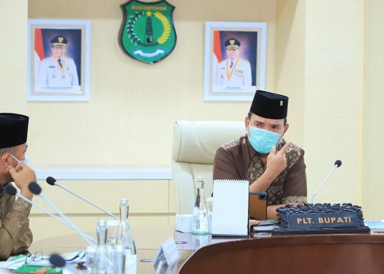 Plt Bupati Muba, Beni Hernedi, saat memimpin rapat bersama OPD di Ruang Rapat Serasan Sekate, Jumat (4/3/2022). (fornews.co/humas pemkab muba)