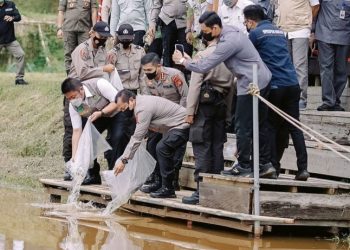 Gubernur Sumsel, Herman Deru dan Kapolda Sumsel, Irjen Pol Tony Harmanto, saat melepas benih ikan di waduk Bintara di kawasan SPN Betung, Rabu (16/3/2022). (fornews.co/humas pemprov sumsel)