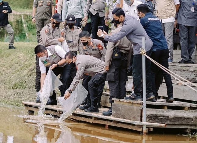 Gubernur Sumsel, Herman Deru dan Kapolda Sumsel, Irjen Pol Tony Harmanto, saat melepas benih ikan di waduk Bintara di kawasan SPN Betung, Rabu (16/3/2022). (fornews.co/humas pemprov sumsel)