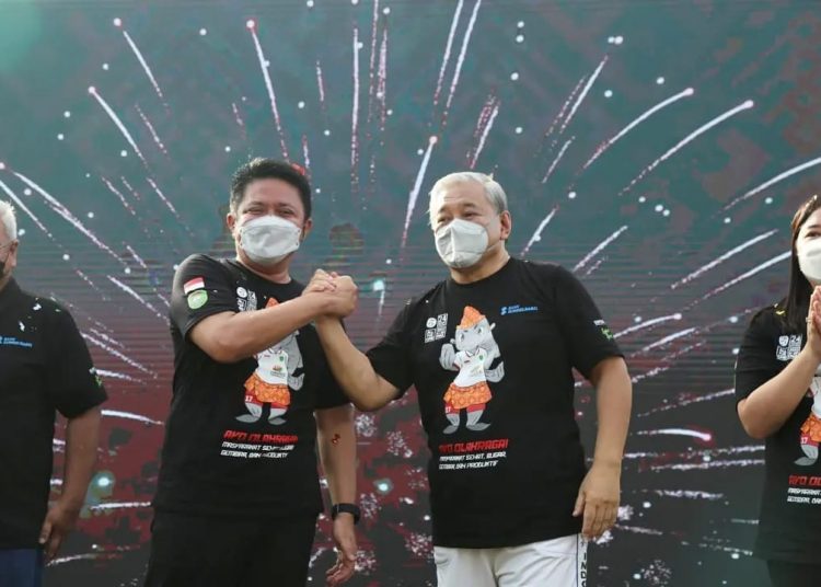 Ketua Kormi Nasional, Hayono Isman bersama Gubernur Sumsel, Herman Deru, melakukan salam komando dan disaksikan Ketua Kormi Sumsel, Samantha Tivani HD, saat launching 100 hari jelang perhelatan Fornas VI tahun 2022 Sumsel, di Griya Agung, Rabu (23/3/2022). (fornews.co/humas pemprov sumsel)

 