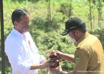 Gubernur Sumsel, Herman Deru saat menyerahkan tanah dan air dari Bumi Sriwijaya kepada Presiden RI Jokowi, di titik nol kilometer IKN di Kecamatan Sepaku, Kabupaten Penajam Paser Utara, Kaltim, Senin (14/3/2022). (fornews.co/ist)