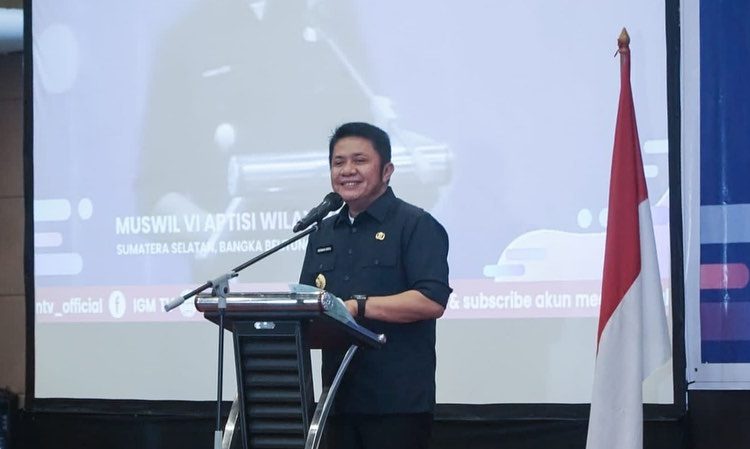 Gubernur Sumsel, Herman Deru, saat berbicara pada Muswil VI APTISI Wilayah II A Sumsel Bangka Belitung, di Hotel Harper, Selasa (22/3/2022). (fornews.co/humas pemprov sumsel)