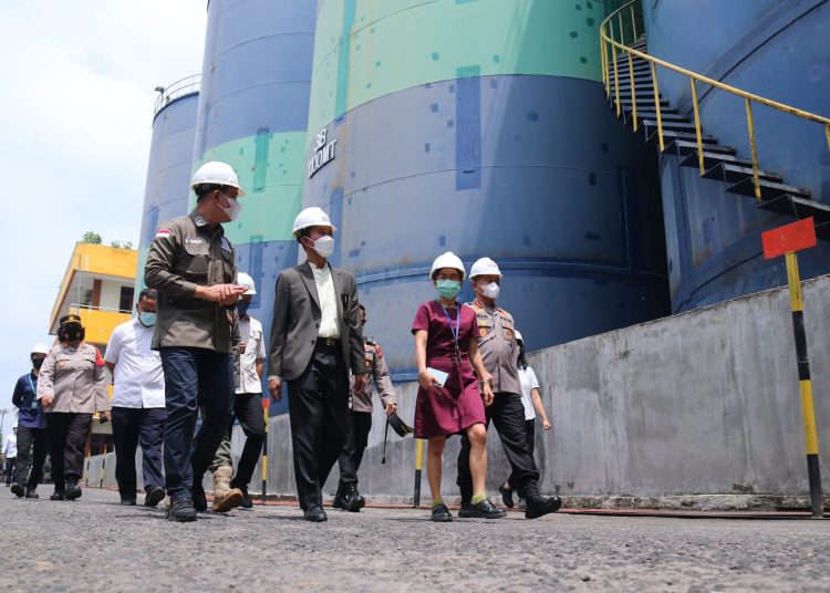 Wako Palembang, Harnojoyo, bersama Kapolresta Palembang, Mokhamad Ngajib, saat mendatangi pabrik minyak goreng PT Indokarya Internusa di Kecematan Ilir Timur 2, Rabu (16/3/20220). (fornews.co/ist)