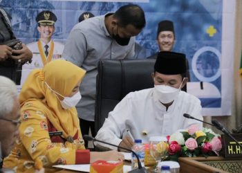 Wako Palembang, Harnojoyo saat mengikuti rapat bersama Kemendagri, Kemenkes dan Tim Ahli Survei melalui video conference di Rumah Dinas Walikota Palembang, Jumat (18/3/2022). (fornews.co/ist)