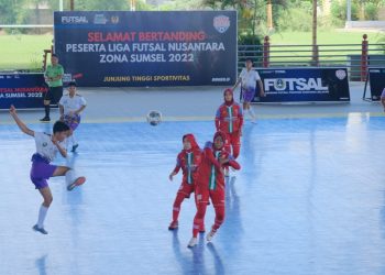 Dua tim putri saat tampil berhadapan pada Liga Futsal Nusantara (Linus) Zona Sumsel 2022, di Stable Berkuda Sekayu, Kamis (10/3/2022). (fornews.co/humas pemkab muba)