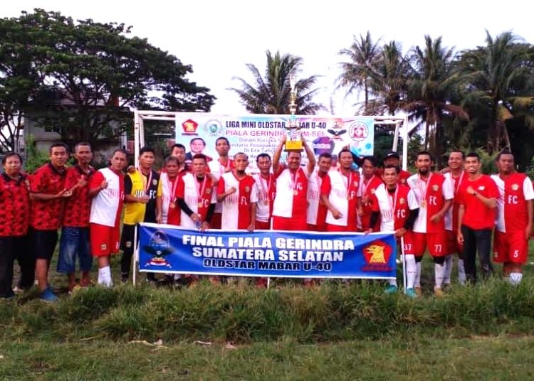 Jawara Piala Gerindra Sumsel Oldstar Mabar Cup, Tim UOL FC usai mengalahkan Komunitas Palembang di Lapangan Pebem, Tangga Buntung, Minggu (13/3/2022). (fornews.co/ist)
