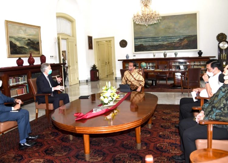 Presiden Jokowi didampingi Menko Marves Luhut Binsar Pandjaitan dan Menteri BUMN Erick Thohir bertemu dengan mantan PM Inggris Tony Blair di Istana Kepresidenan Bogor, Jabar. (fornews.co/Foto: BPMI Setpres/Rusman)