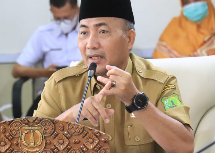 Sekda Muba, Apriyadi saat berbicara pada rapat koordinasi dan sinkronisasi kelangkaan minyak goreng, di Ruang Rapat Randik, Senin (7/3/2022).(fornews.co/humas pemkab muba)