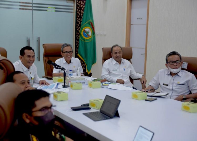 Sekda Muba, Apriyadi bersama Sekda Sumsel, SA Supriono saat membahas Rakor Sosialisasi Keputusan Menteri ESDM RI, di SCC Kantor Gubernur Sumsel, (23/3/2022). (fornews.co/humas pemkab muba)