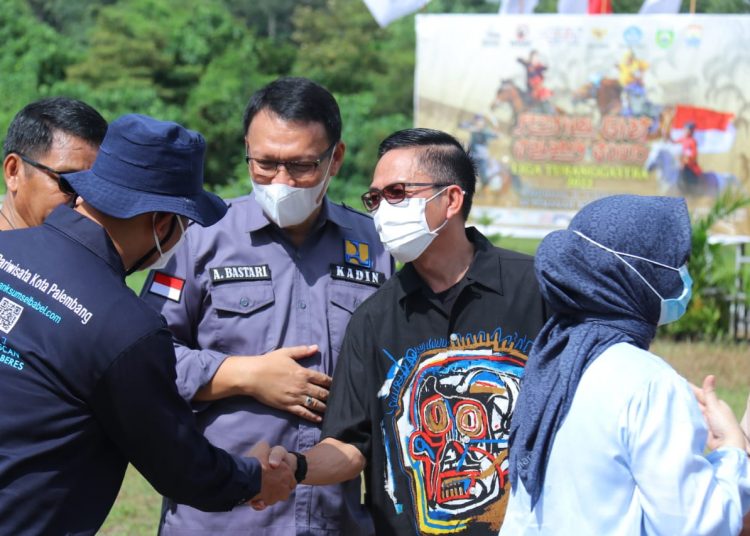 Sekda Palembang, Ratu Dewa, saat menghadiri pembukaan Festival Giat Talang Tuwo, di lahan fasilitas umum Yayasan Pemuda, Kelurahan Karya Baru, Kecamatan Alang-Alang Lebar, Jumat (25/3/2022). (fornews.co/ist)