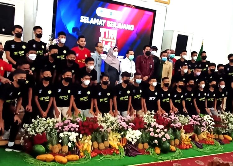 Tim Soeratin PS Palembang U-15 bersama jajaran manajemen klub dan Askot PSSI Palembang, sebelum dilepas dari Rumah Dinas Wali Kota Palembang, Kamis (17/3/2022). (fornews.co/sidratul muntaha)