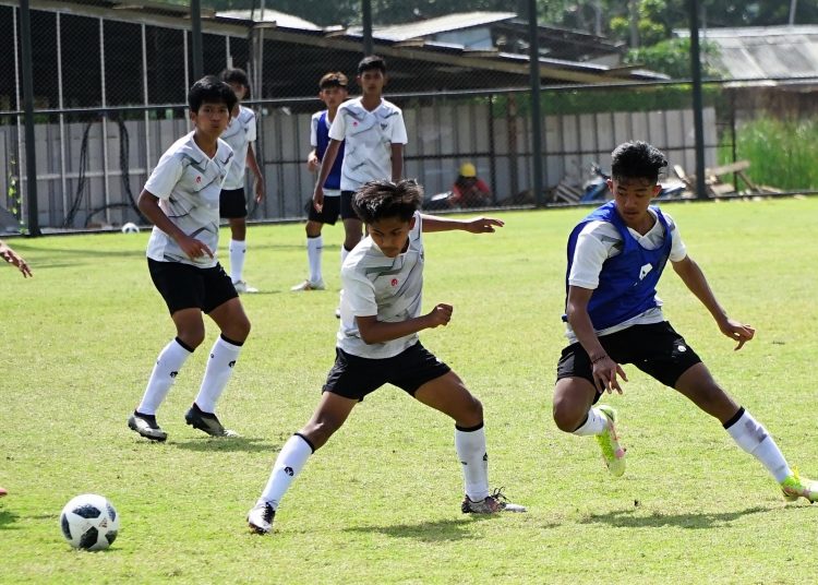 Pemain Timnas Indonesia U-16 saat menjalani pemusatan latihan di lapangan latihan Jakarta International Stadium (JIS), Jakarta, Sabtu (5/3/2022).(fornews.co/pssi.org)