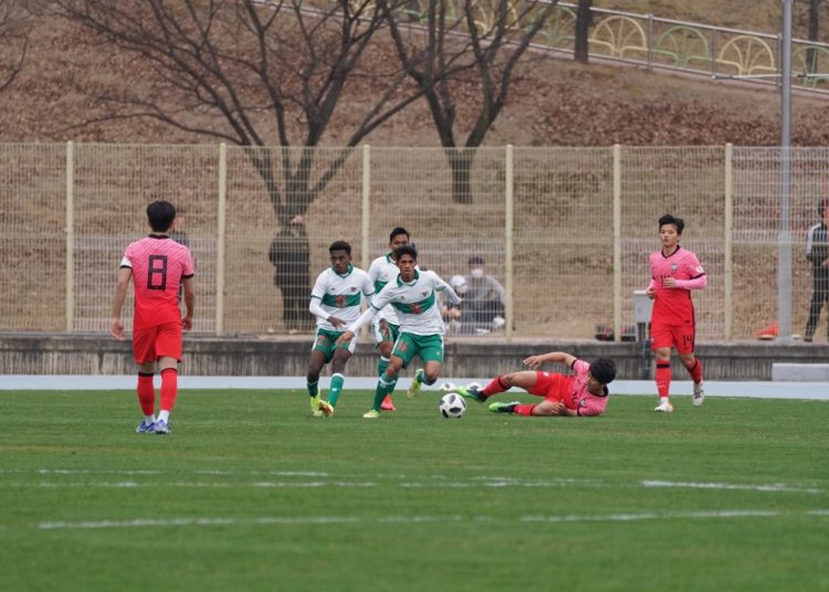 Pemain Timnas Indonesia U-19 saat menghadapi Timnas Korsel U-19, pada uji coba ke dua di Daegu Auxiliary Stadium, Daegu, Jumat (25/3/2022). (fornews.co/pssi.org)