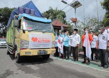 Wali Kota Palembang, Harnojoyo, saat melepas bantuan bahah pokok untuk korban gempa bumi di Pasaman Barat, dari Rumah Dinas, Rabu (2/3/2022). (fornews.co/humas pemkot Palembang)