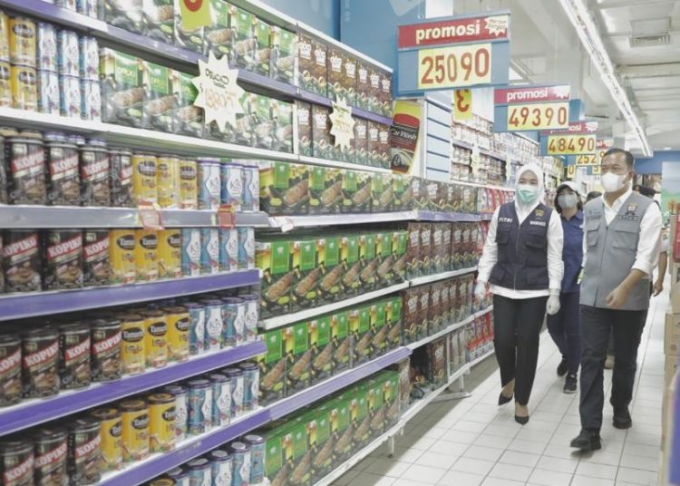 Wawako Palembang, Fitrianti Agustinda saat melakukan sidak stok minyak goreng di supermarket di kompleks PS Mall, Kamis (17/3/2022). (fornews.co/ist)   