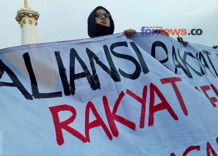 SEBUAH spanduk bertuliskan Aliansi Rakyat Bergerak, Rakyat Menggugat: Lawan Oligarki, Bangsa Demokrasi yang Berkeadilan dibentangkan saat aksi unjuk rasa di Tugu Jogja. (foto fornews.co/adam)