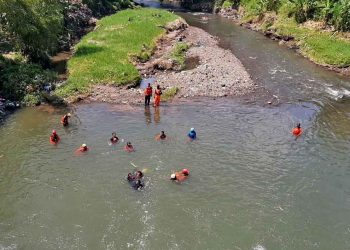 TIM SAR Gabungan DIY sedang melakukan pencarian terhadap korban berinisial FNA. (foto fornews.co/humas polsekta yogya)
