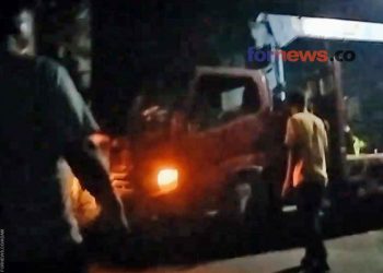 DUMP Truk yang diduga menerobos palang pintu rel langsung dievakuasi dari perlintasan kereta api di Dusun Kluwih, Desa Balecatur, Kapanewon Gamping, Kabupaten Sleman, DIY, Selasa (26/4/2022). (foto fornews.co/adam)