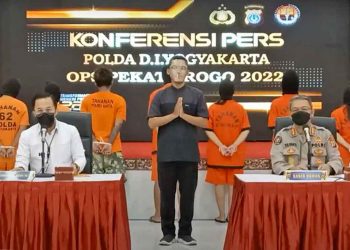 SEJUMLAH tersangka dan barang bukti yang berhasil diamankan jajaran Polda DIY dalam Operasi Pekat Progo 2022 yang dihadirkan di Mapolda DIY pada Senin (25/4/2022). (foto fornews.co/dokumen polda)