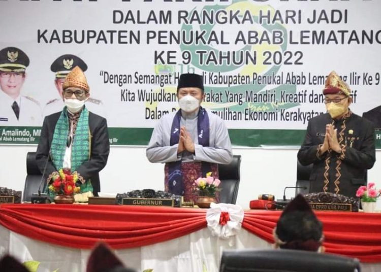 Gubernur Sumsel, Herman Deru bersama Bupati PALI, Heri Amalindo dan Ketua DPRD PALI, Asri AG, pada Rapat Paripurna HUT ke 9 Kabupaten PALI, di Talang Ubi, Jumat (22/4/2022). (fornews.co/humas pemprov sumsel)