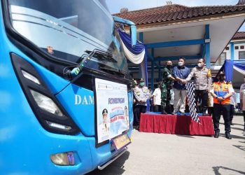 Gubernur Sumsel, Herman Deru, bersama Pangdam II Sriwijaya, Mayjen TNI Agus Suharfi, dan Kapolda Sumsel, Irjen Pol Toni Hermanto, melepas program mudik gratis dari Terminal Alang-alang Lebar Km 12 menuju sejumlah kabupaten/kota di Sumsel, Jumat (29/4/2022). (fornews.co/humas pemprov sumsel)